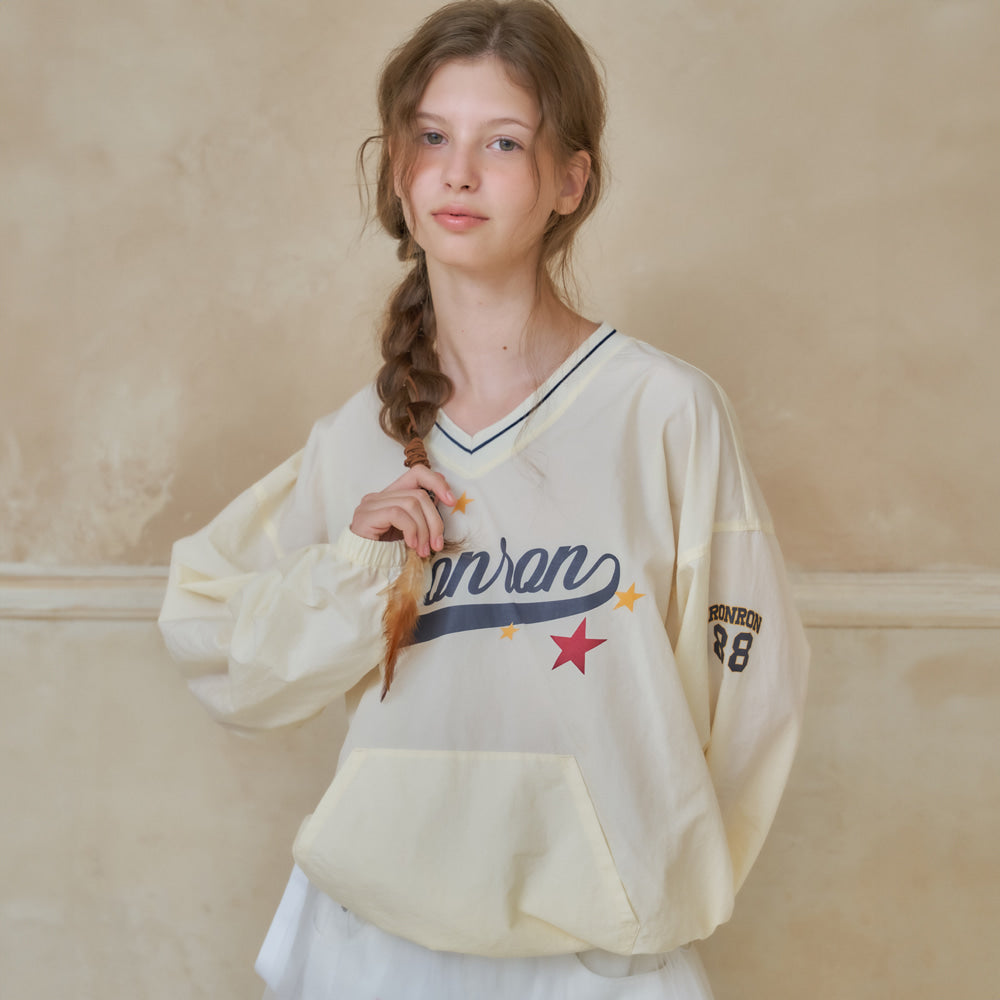 
                  
                    RONRON NYLON V NECK ANORAK SWEATSHIRT CREAM
                  
                