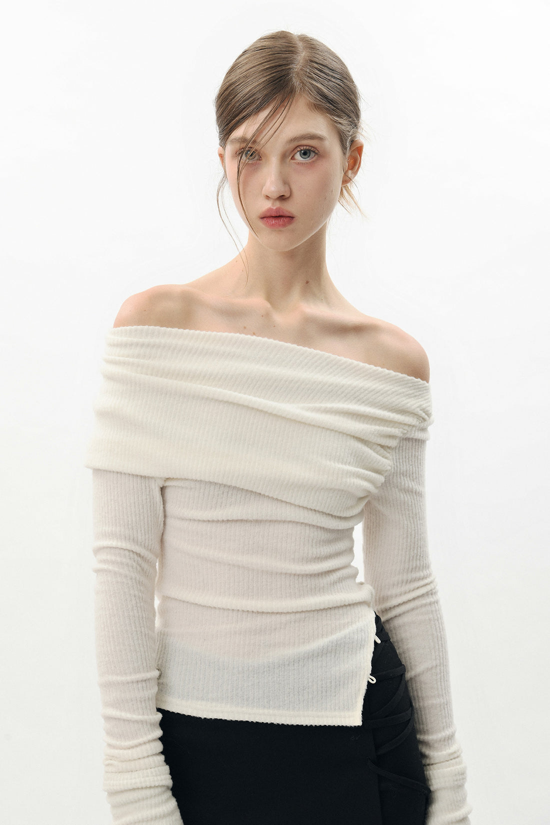 PAIN OR PLEASURE JENNIE OFF-SHOULDER TOP WHITE