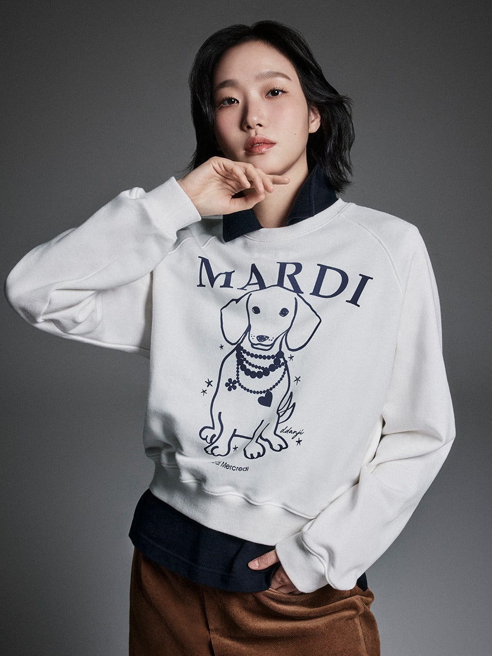 MARDI SWEATSHIRT RAGLAN SWING THE TAIL DDANJI PEARL NECKLACE_WHITE NAVY