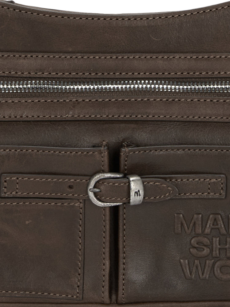 
                  
                    MARGESHERWOOD FLAT POCKET SHOULDER_washed brown pull-up
                  
                