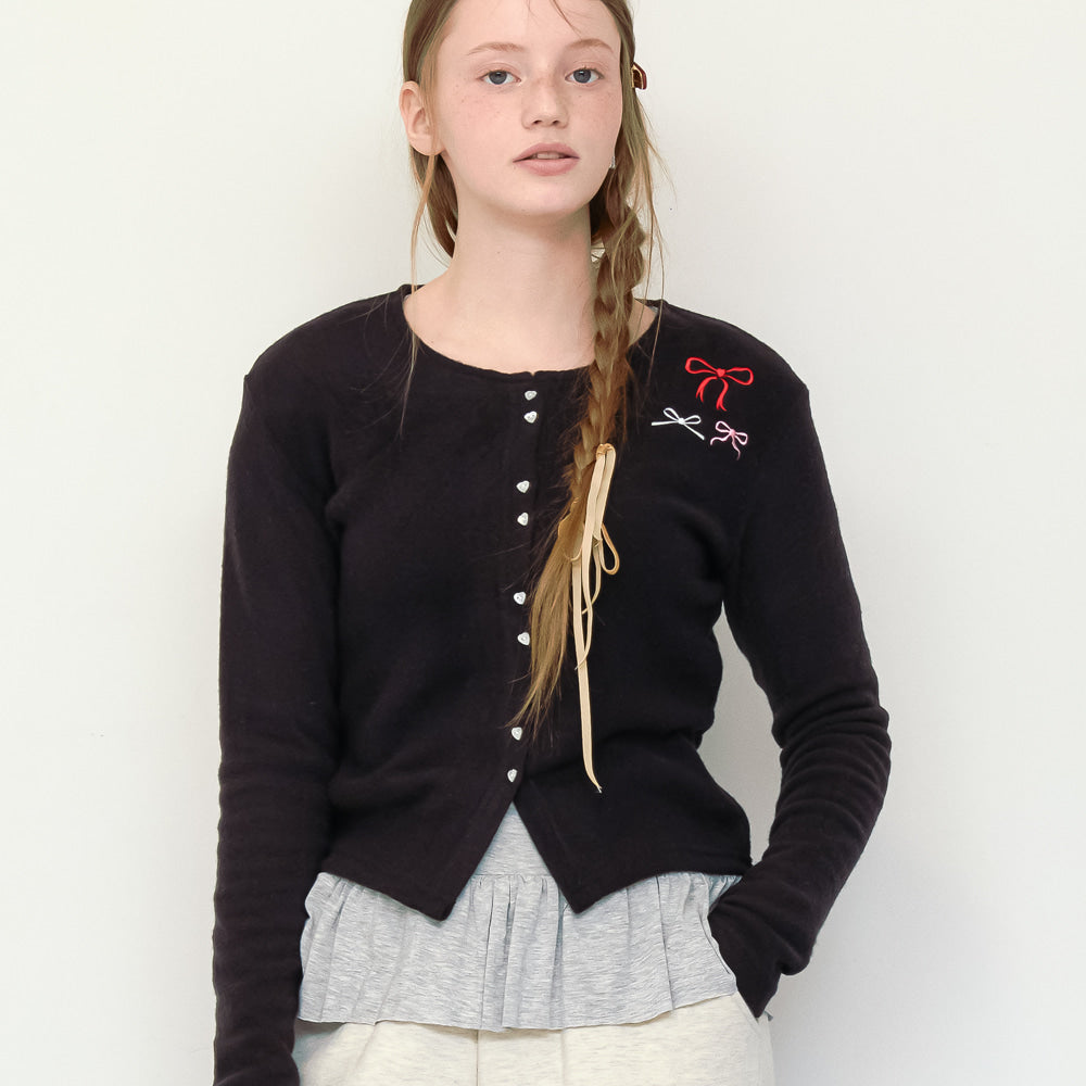 
                      
                        RONRON HEART BUTTON 3 RIBBON CARDIGAN BLACK
                      
                    