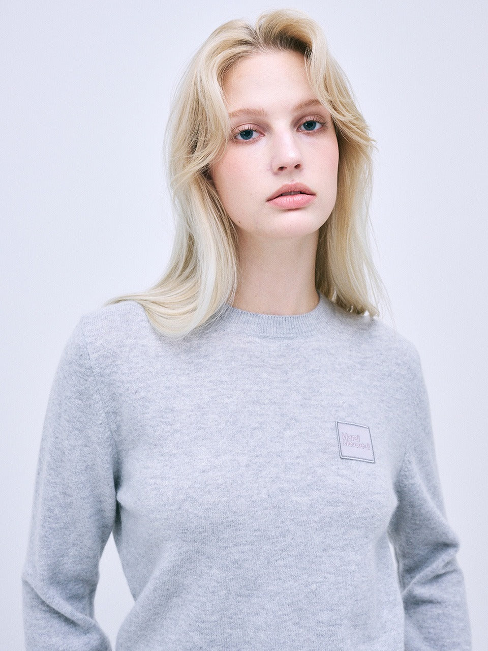 MARDI CASHMERE BLENDED ROUND NECK SQUARE LOGO_GREY