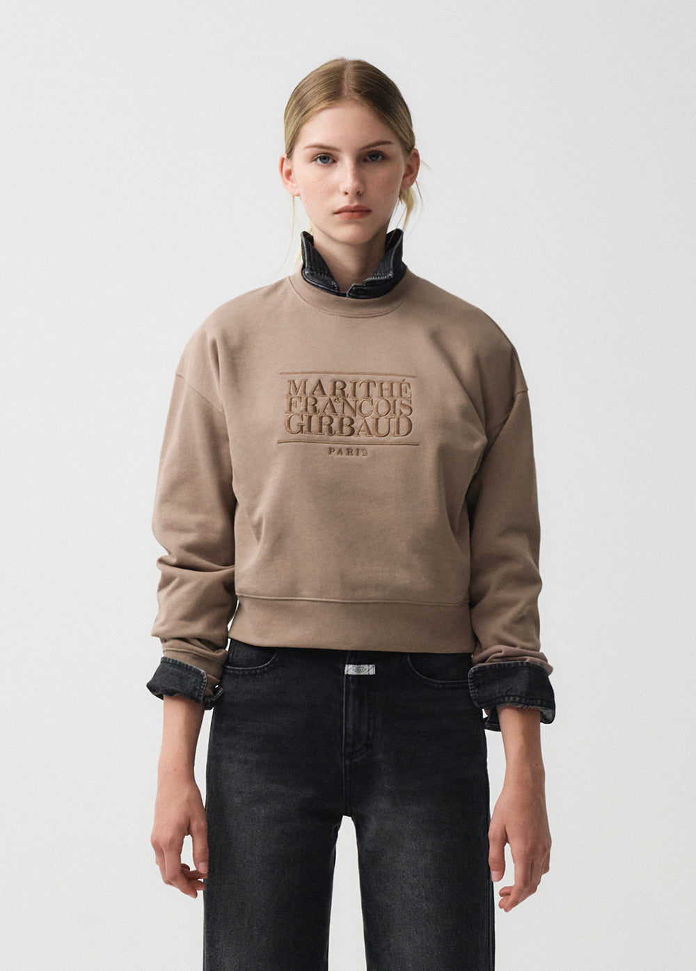 MARITHÉ W CLASSIC LOGO CROP SWEATSHIRT BEIGE