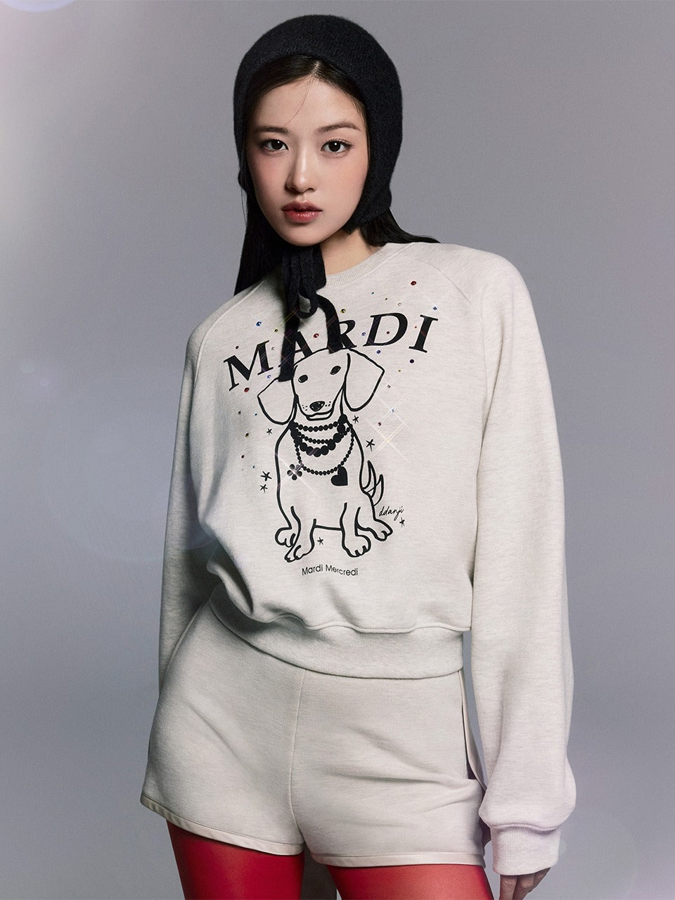 MARDI SWEATSHIRT RAGLAN SWING THE TAIL DDANJI PEARL NECKLACE STONE EMBELLISHED_OATMEAL BLACK