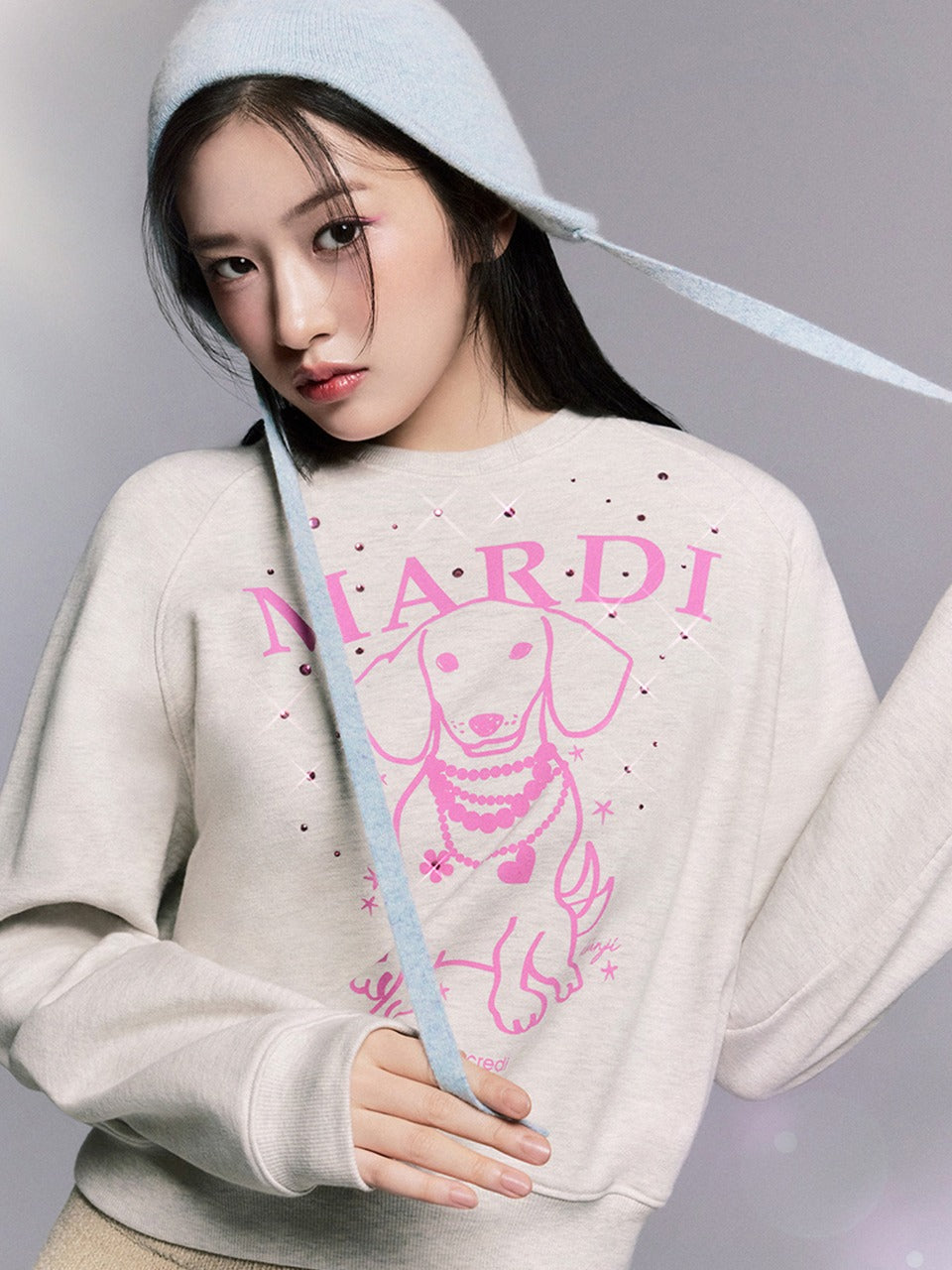 MARDI SWEATSHIRT RAGLAN SWING THE TAIL DDANJI PEARL NECKLACE STONE EMBELLISHED_OATMEAL PINK