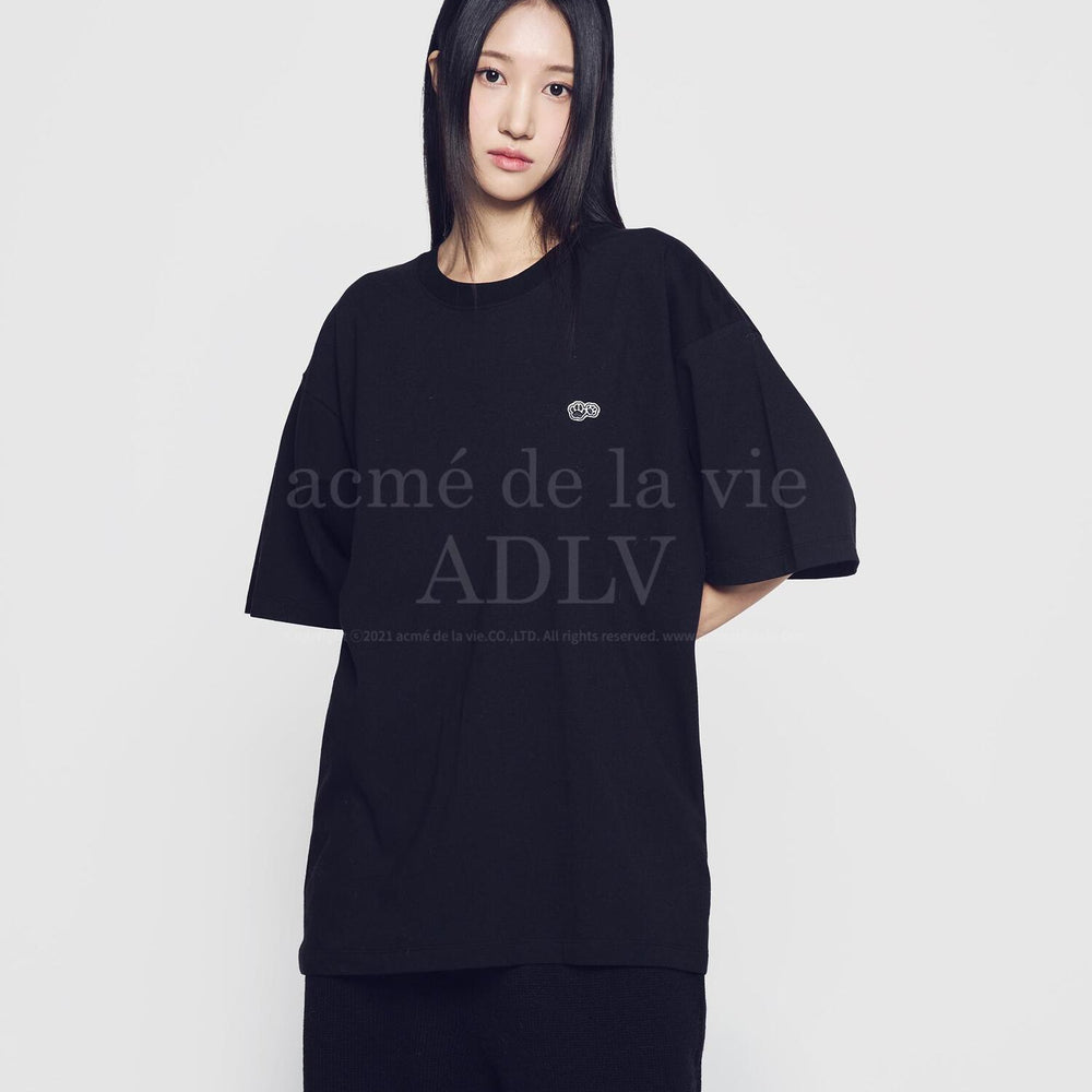 
                  
                    HOSHI X ADLV WAPPEN SHORT SLEEVE T-SHIRT BLACK
                  
                